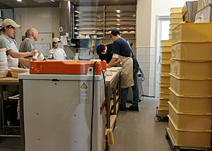 Durch eine Glaswand ist die Schaubackstube von „bricolage bread & co.“ in Tokio zu sehen.