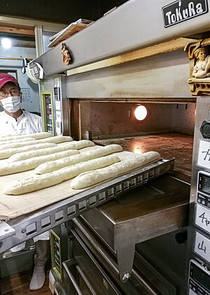 Die Baguettes sind auf dem Weg in den Ofen.