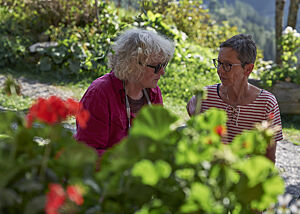 Anke Kähler (rechts) und Roswitha Huber (links) unterhalten sich.