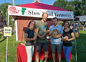 Lutz Geißler mit anderen Bäckern vor dem Slow-Food-Stand in Burlington.