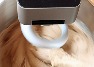 Die Wilfa knetet einen hellen Teig, während der Timer 20 Sekunden anzeigt.