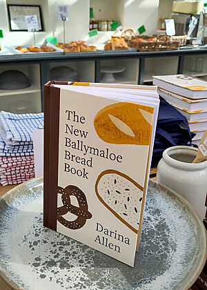 Das Buch "The New Ballymaloe Bread Book" steht auf einem Teller.