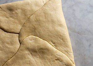 Der zusammengeklappte Teig mit der eingelegten Butterplatte. 