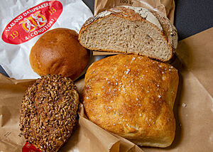 Die Auswahl aus der Vaaland-Bäckerei: Boller, ein Roggenbrötchen mit Sonnenblumenkernen auf der Kruste, ein Sauerteigbrot im Anschnitt und ein Ciabatta.