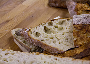 Beim angeschnittenen Baguettes wird die grobporige, elastische Krume sichtbar.