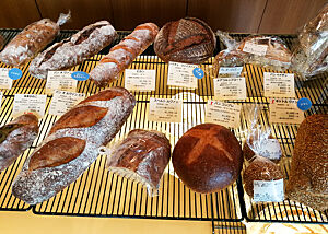 In der Auslage einer Bäckerei in Tokio liegen verschiedene Sorten Brot.