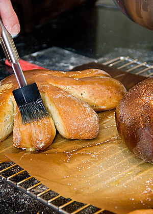 Brioche nach dem Backen: buttern, zuckern.