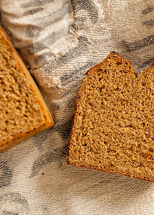 Die braune Krume des im Kasten gebackenen Irish Treacle Bread ist feinporig.