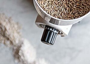 Blick von oben auf den Bedienknopf der Schnitzer-Getreidemühle.