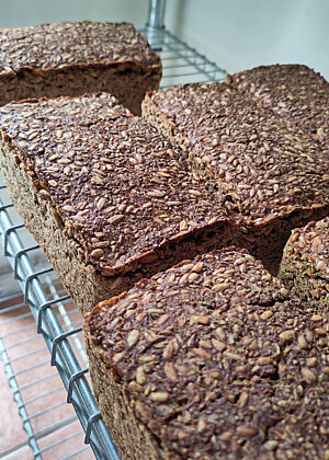 Die Schwarzbrote sollten etwas kräftiger als bislang schmecken. Deshalb habe ich die Sauerteigführung angepasst und Details in der Rezeptur verändert.
