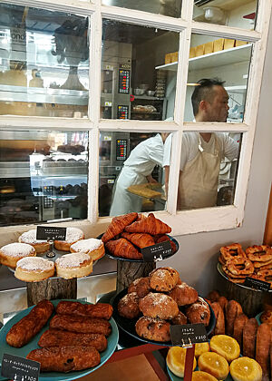 Im Verkaufsraum der Bäckerei „Beaver Bread“ ermöglicht ein Fenster den Blick in die Backstube.