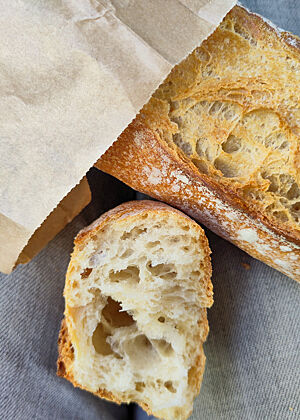 Blick in ein abgerissenes Stück Baguette.