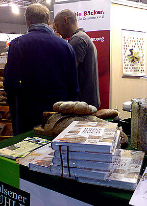 Am Messestand liegen die Brotbackbücher von Lutz Geißler aus.