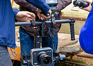 Die Videokamera ist in einem Gimbal befestigt, der dreidimensionale Bewegungen ausbalanciert und so das Bild stabilisiert.