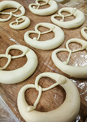 Schwäbische Brezel-Teiglinge liegen auf der Arbeitsfläche.