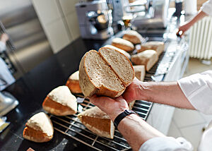 Zwei Brote im Anschnitt zeigen aneinandergehalten ihren deutlich unterschiedlich großen Brotquerschnitt.