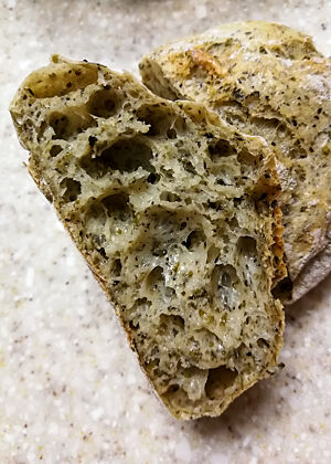 Das Algen-Ciabatta zeigt im Anschnitt die feuchte, glänzende Krume.