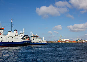 Autofähren im Hafen.