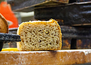 Das im Kasten gebackene Dinkelbrot zeigt im Anschnitt die Saaten in der lockeren Krume.