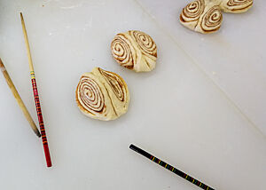 Die Franzbrötchen-Teiglinge wurden mit Stäbchen eingedrückt. 