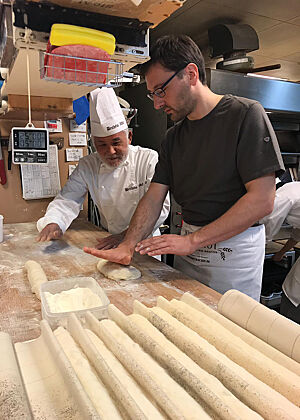 Lutz Geißler formt gemeinsam mit Herrn Akashi Baguettes.