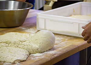 Im Baguette-Teig, der auf der Arbeitsplatte liegt, befindet sich eine sehr große Gasblase.