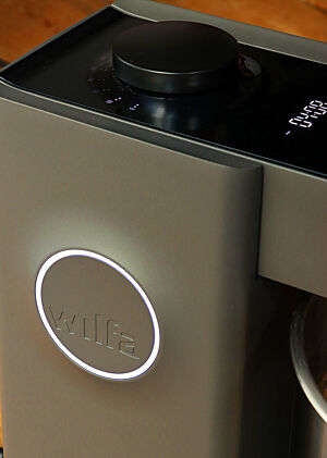 Die anthrazitfarbene Wilfa ist schlicht und elegant im Design.