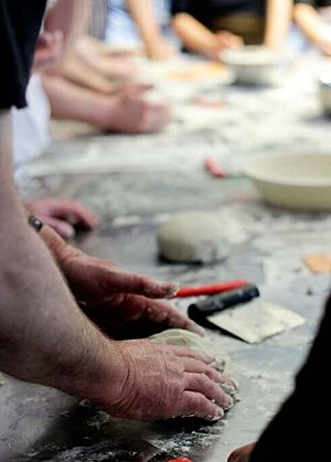Ein Teilnehmer des Crashkurses Teigbearbeitung formt einen Teigling.