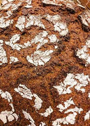 Das kräftig ausgebackenes Roggenbrot zeigt Risse auf der leicht bemehlten Kruste.