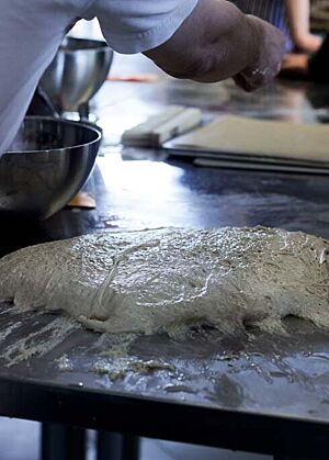 Sehr weicher Teig für Seelen liegt auf der Arbeitsfläche.