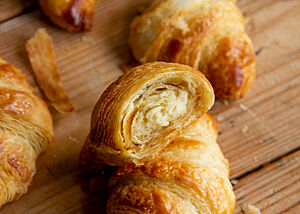 Der Anschnitt der Croissants zeigt die Folgen der Nudelmaschine. Kleine Porung und zu viel ausgelaufene Butter. Die Croissants sind nicht richtig locker aufgegangen.