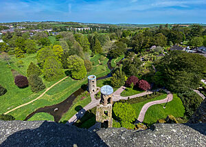 Wunderschöner grüner Park rund ums Blarney Castle von der Burg aus betrachtet.