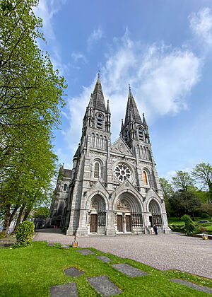 Cork hat viele Parks und imposante Kirchenbauten zu bieten.