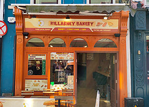 Ein auffälliges Haus mit blauem Anstrich und orange-farbiger Bäckerei-Front.
