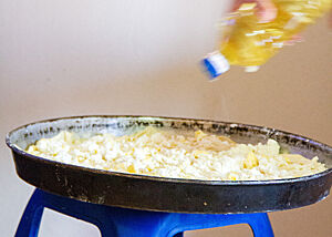 Auf ein mit Quark belegtes Byrek-Teigblätter Öl gegeben.