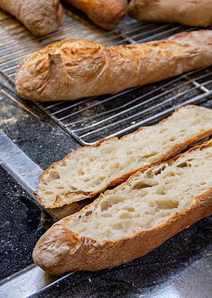 Rustikal ausgebackene Baguettes mit grober Porung und elastischer Krume im Anschnitt.
