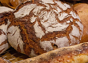 Eine Auswahl an unterschiedlichsten Broten, die im Baguette-Kurs gebacken wurden.