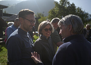 Lutz Geißler und Christina Weiß stehen mit Jean-Jacques Jacob in der Sonne.