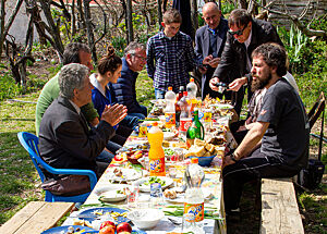 Auf einer Festtafel stehen Reste von typischen albanischen Gerichten.