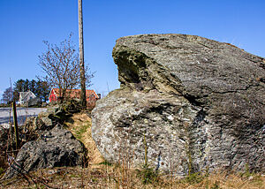 Ein großer Gesteinsbrocken am Straßenrand.
