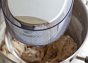 Blick in den Kessel der „Kenwood Cooking Chef“ beim Kneten.
