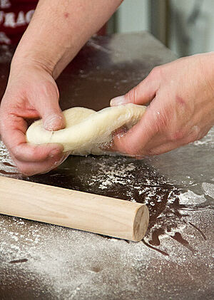 Eine lokaltypische Brioche entsteht.