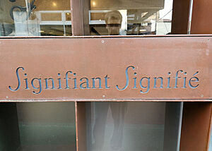 Inschrift der Bäckerei „Signifiant Signifié“ in Tokio.