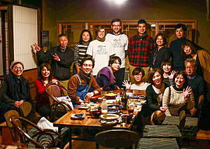 Lutz Geißler in Mitten von Kosaku Kidaka und seiner Familie.