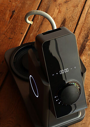 Die schwarze Knetmaschine glänzt, während das Display auch in der hochgestellten Haltung weiß leuchtet.