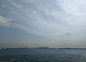 Blick über das Wasser auf die New Yorker Skyline. 