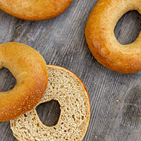 Der Anschnitt der Alm-Bagels bringt die lockere Krume und tolle Porung zum Vorschein. 