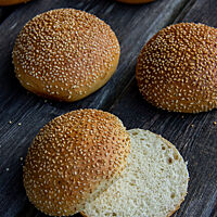 Das aufgeschnittene Briochebrötchen zeigt die luftig, weiche Krume.