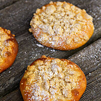 Die mit Puderzucker bestreuten Streuseltaler sind goldgelb bis goldbraun ausgebacken.