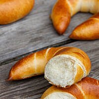 Ein aufgebrochenes Milchhörnchen zeigt die wattig-weiche, weiße Krume.